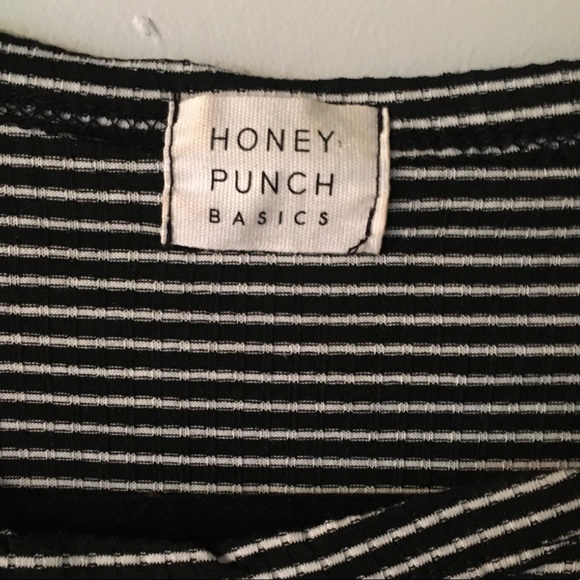 Long-Sleeved Striped Crop Top - Picture 3 of 4